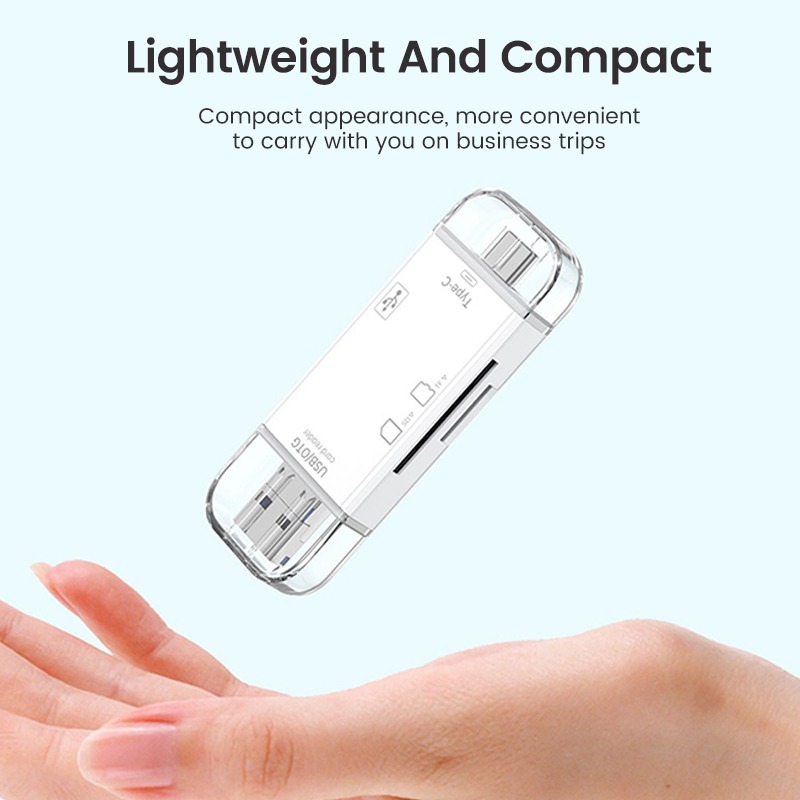 Adaptateur carte SD et micro SD à trois fiches USB A, micro USB et USB C Adaptateur carte SD et micro SD à trois fiches USB A, micro USB et USB C, vue de trois quarts
