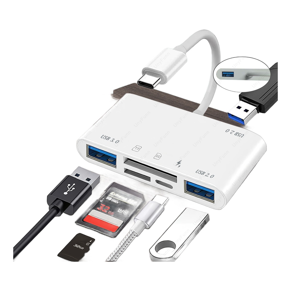 Adaptateur carte SD six en un avec port de charge Adaptateur carte SD six en un avec port de charge, vue de trois quarts