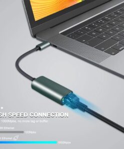 Adaptateur Ethernet USB-C compact pour ordinateur portable, vue de trois quarts