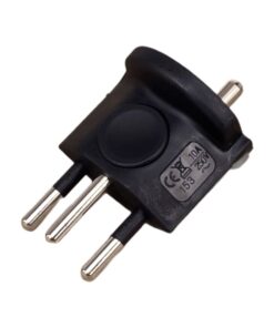 Adaptateur France Suisse compact, fiche type J à trois broches, vue de trois quarts