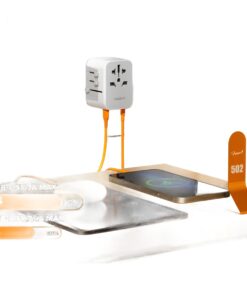 Adaptateur prise anglaise et mondial avec ports USB, vue de trois quarts