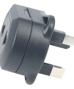 Adaptateur prise anglaise pour rasoir et brosse à dents, vue de trois quarts