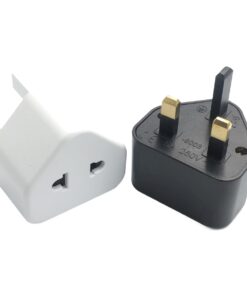Adaptateur prise anglaise universel avec entrée standard, vue de trois quarts