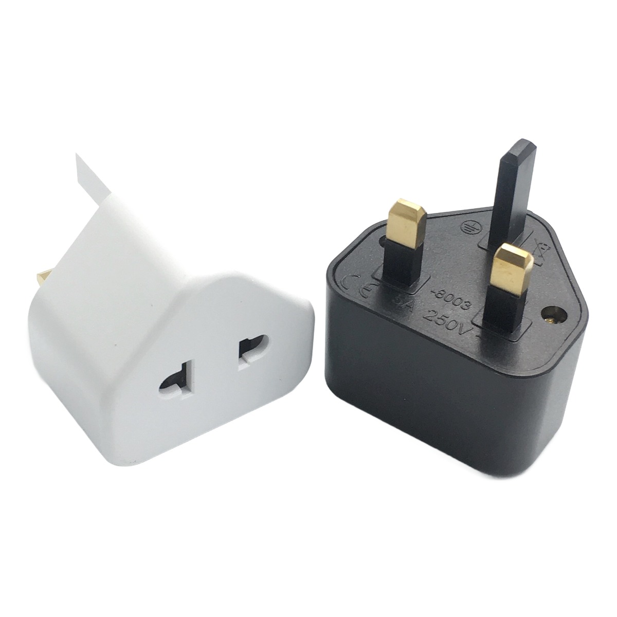 Adaptateur prise anglaise universel avec entrée standard Adaptateur prise anglaise universel avec entrée standard, vue de trois quarts