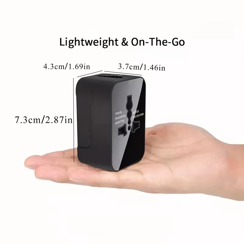 Adaptateur prise anglaise universel de voyage avec deux ports USB Adaptateur prise anglaise universel de voyage avec deux ports USB, vue de trois quarts