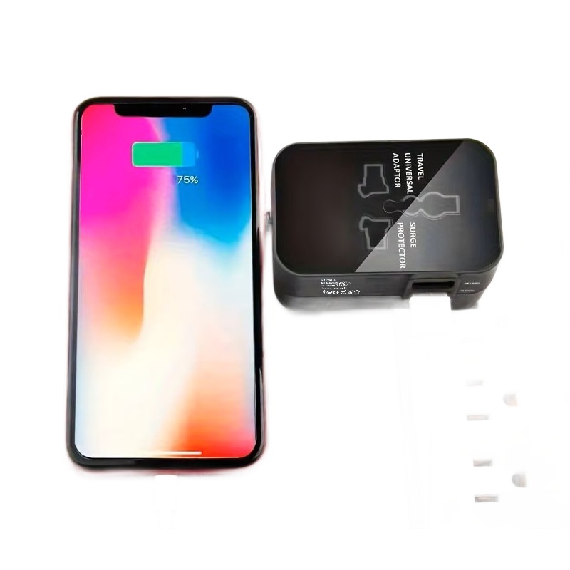 Adaptateur prise anglaise universel de voyage avec deux ports USB Adaptateur prise anglaise universel de voyage avec deux ports USB, vue de face