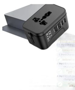 Adaptateur prise anglaise universel de voyage, quatre ports USB A et C, vue de trois quarts