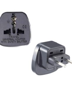 Adaptateur prise anglaise universel pour voyage, vue de trois quarts