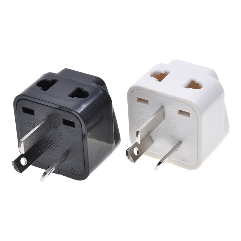 Adaptateur prise anglaise vers australienne deux Adaptateur prise anglaise vers australienne deux, vue de trois quarts