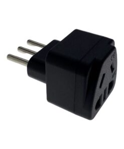 Adaptateur prise italie type L à trois broches, entrée universelle, vue de trois quarts