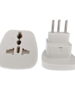 Adaptateur type J pour la Suisse, entrée universelle, noir, vue de trois quarts