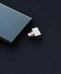 Adaptateur USB-C avec charge simultanée et sortie audio, vue de trois quarts
