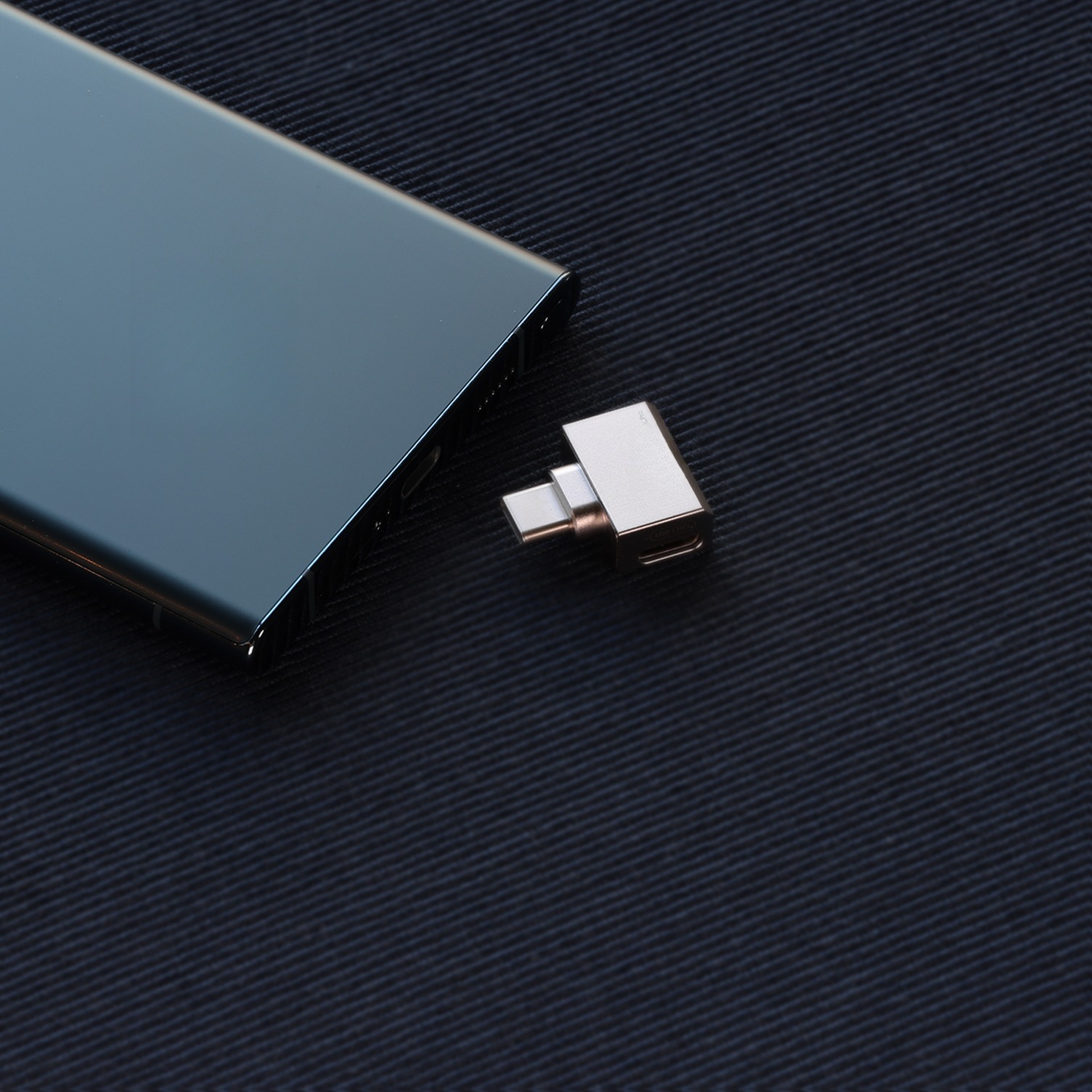 Adaptateur USB-C avec charge simultanée et sortie audio Adaptateur USB-C avec charge simultanée et sortie audio, vue de trois quarts