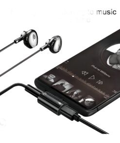 Adaptateur USB C jack coude a 90 degres avec charge, vue de trois quarts