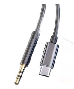 Adaptateur USB c jack pour autoradio et enceinte, vue de trois quarts