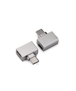Adaptateur USB-C pour écouter et recharger, format compact, vue de trois quarts
