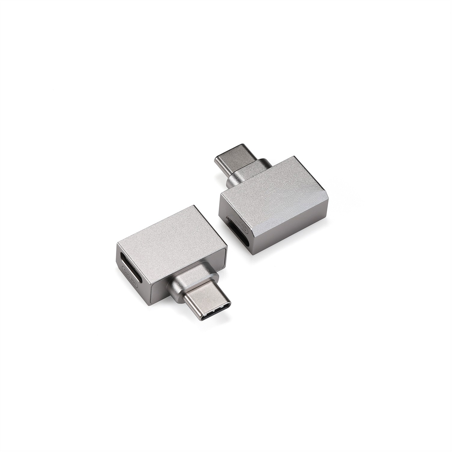 Adaptateur USB-C pour écouter et recharger, format compact Adaptateur USB-C pour écouter et recharger, format compact, vue de trois quarts