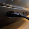 Connecteur HDMI tresse enfonce dans le port arriere d un televiseur