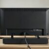 HDMI ARC, c'est quoi : un câble HDMI branché à l'arrière d'un téléviseur relié à une barre de son