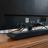 Téléviseur relié à une barre de son par un câble branché sur la prise HDMI eARC