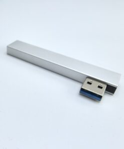 Hub USB C orientable gauche ou droite, un port 3.0 et deux 2.0, vue de trois quarts
