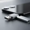 OTG, c est quoi : un adaptateur USB OTG relie a une cle USB devant un smartphone