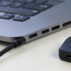 Câble USB-C Thunderbolt 4 branché sur un ordinateur portable