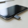 Téléphone relié à une clé USB par un adaptateur OTG