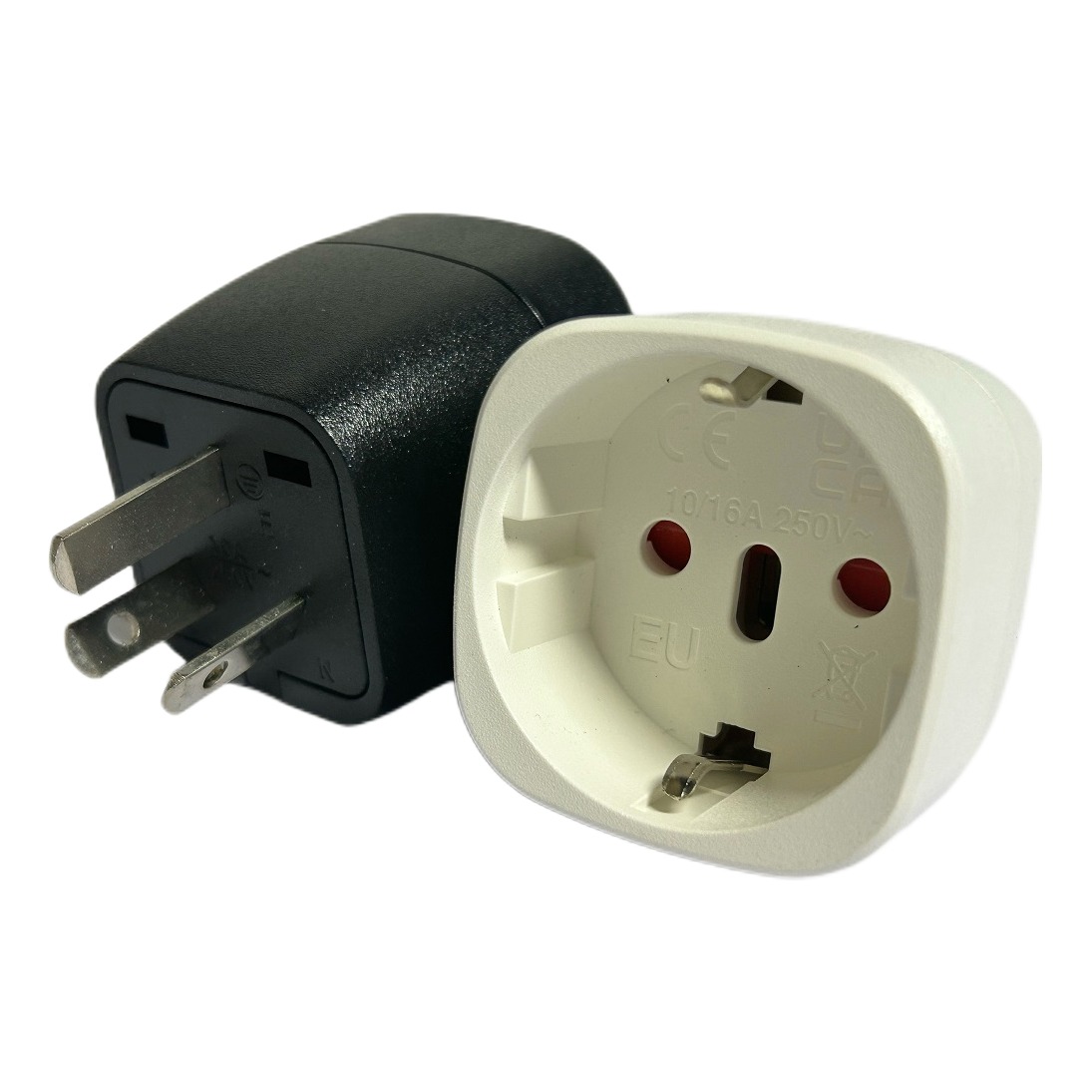 Adaptateur prise Australie type I en cube, pour fiche européenne Adaptateur prise Australie type I en cube, pour fiche européenne, vue de trois quarts