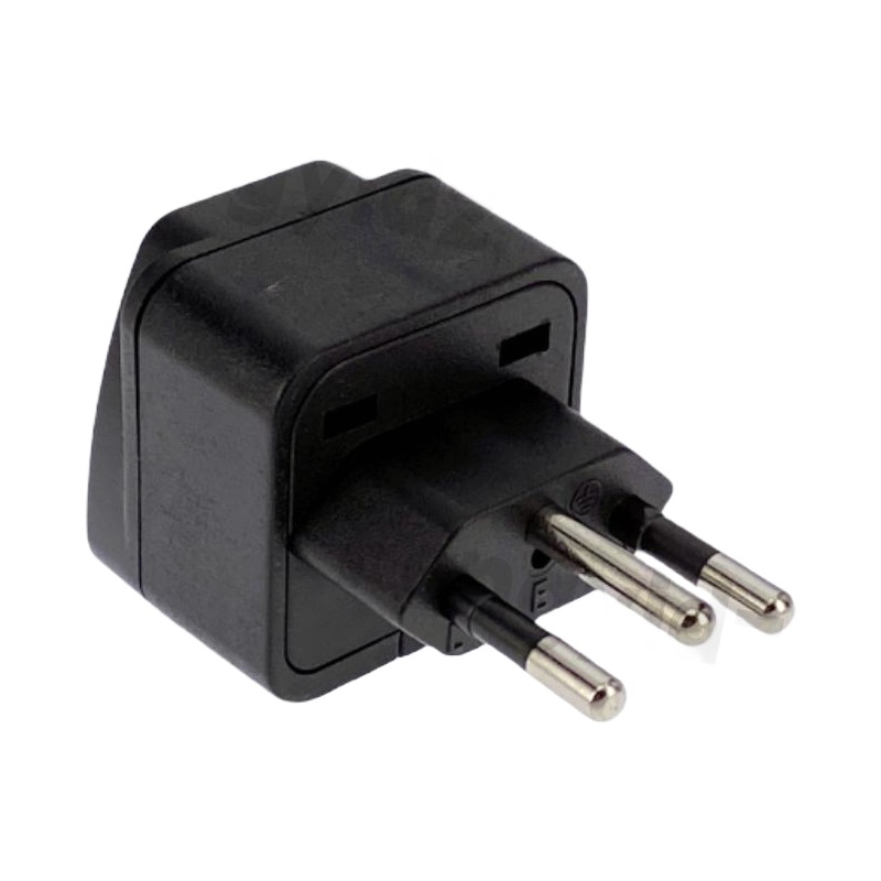 Adaptateur prise Brésil type N à entrée universelle, lot de trois Adaptateur prise Brésil type N à entrée universelle, lot de trois, vue de trois quarts