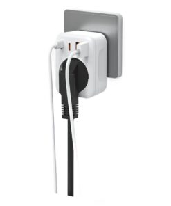 Adaptateur prise Chili type L avec prise Schuko et quatre ports USB, vue de trois quarts