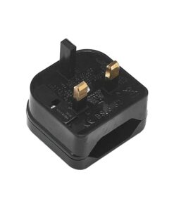 Adaptateur prise Malte type G avec fusible, entrée deux broches, vue de trois quarts