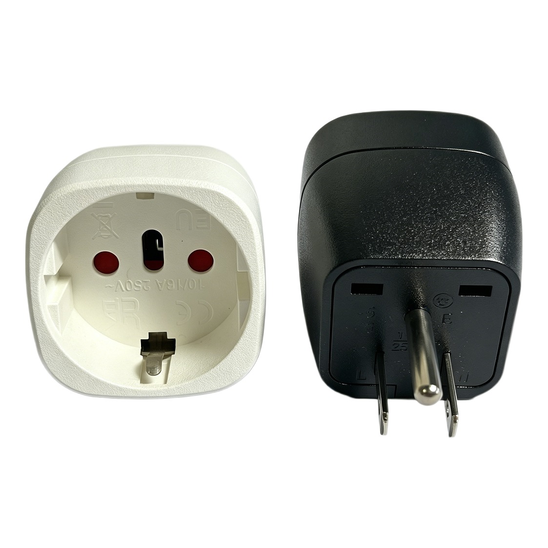 Adaptateur prise Mexique type A en cube, pour fiche européenne Adaptateur prise Mexique type A en cube, pour fiche européenne, vue de trois quarts