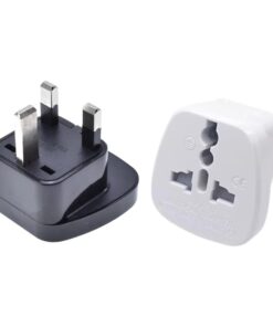 Adaptateur prise Singapour type G 13 A à entrée universelle, vue de trois quarts