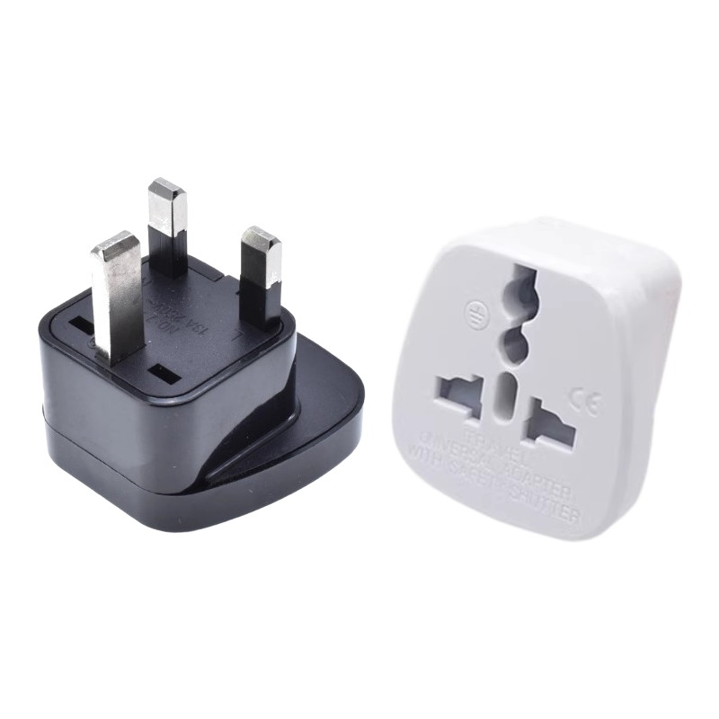 Adaptateur prise Singapour type G 13 A à entrée universelle Adaptateur prise Singapour type G 13 A à entrée universelle, vue de trois quarts
