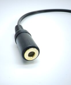 Adaptateur RCA vers jack, deux RCA femelles et prise 3,5 mm femelle, vue de profil