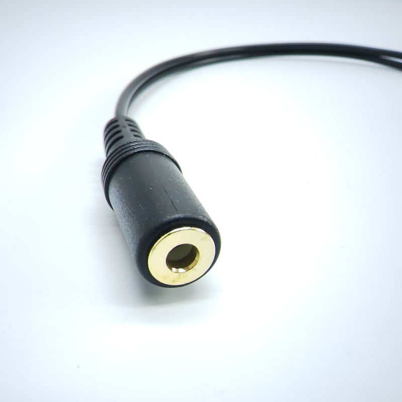 Adaptateur RCA vers jack, deux RCA femelles et prise 3,5 mm femelle Adaptateur RCA vers jack, deux RCA femelles et prise 3,5 mm femelle, vue de profil