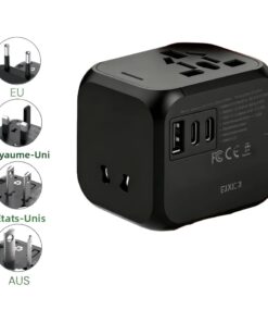 Adaptateur universel de voyage cube, quatre fiches et trois ports USB, vue de trois quarts