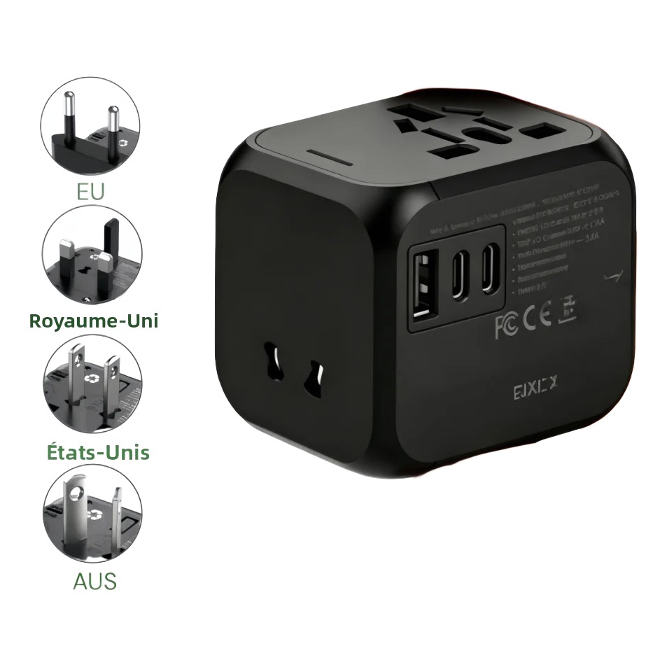 Adaptateur universel de voyage cube, quatre fiches et trois ports USB Adaptateur universel de voyage cube, quatre fiches et trois ports USB, vue de trois quarts