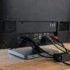 Câbles HDMI branchés à l'arrière d'un téléviseur et petit switch HDMI sur le meuble, chaîne où le HDCP doit être reconnu par chaque appareil