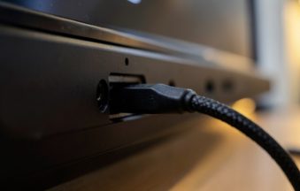 Connecteur HDMI tresse enfonce dans le port arriere d un televiseur