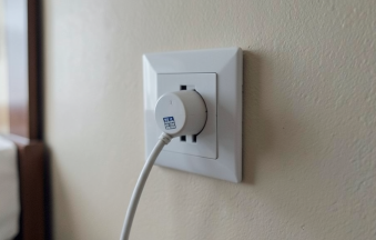 Prise murale anglaise à trois broches avec un adaptateur