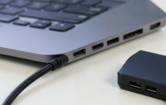 Câble USB-C Thunderbolt 4 branché sur un ordinateur portable