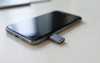 Téléphone relié à une clé USB par un adaptateur OTG